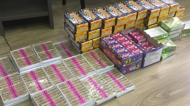 Εντοπίστηκαν χιλιάδες κροτίδες σε κατάστημα στην Αθήνα