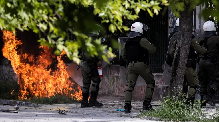 Μολότοφ και ένταση έξω από το Πολυτεχνείο (φωτό)