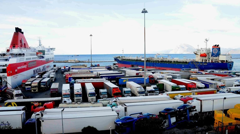 Πρόσκρουση πλοίου μεταφοράς βαρέων οχημάτων στο λιμάνι της Πάτρας