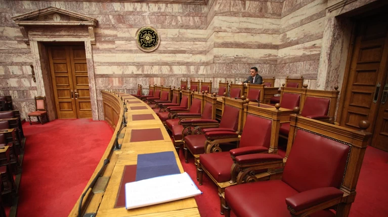 Με διαδικασία επείγοντος η συζήτηση για τις 120 δόσεις στη Βουλή