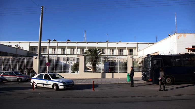 «Εκλεισαν» οι φυλακές Κορυδαλλού - Τηλεφώνημα για βόμβα