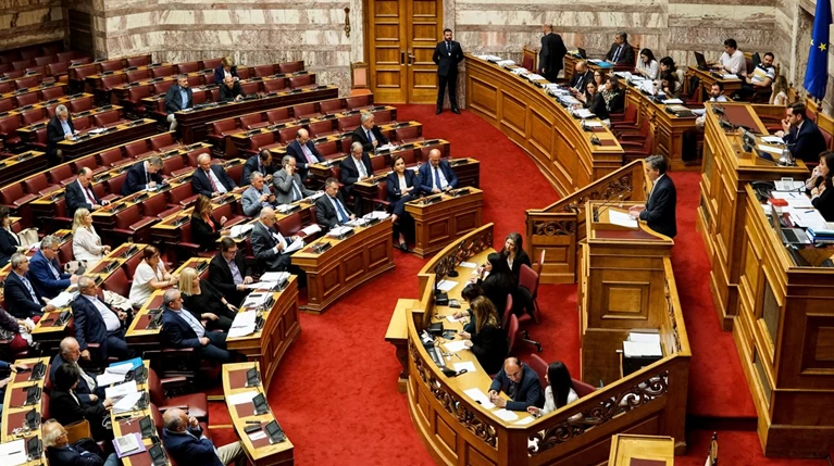 Μείωση του ΦΠΑ και 13η σύνταξη - Τι προβλέπουν οι τροπολογιες