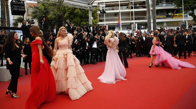 Πολιτική, #Metoo και οι πιο υπερβολικές τουαλέτες με ουρά