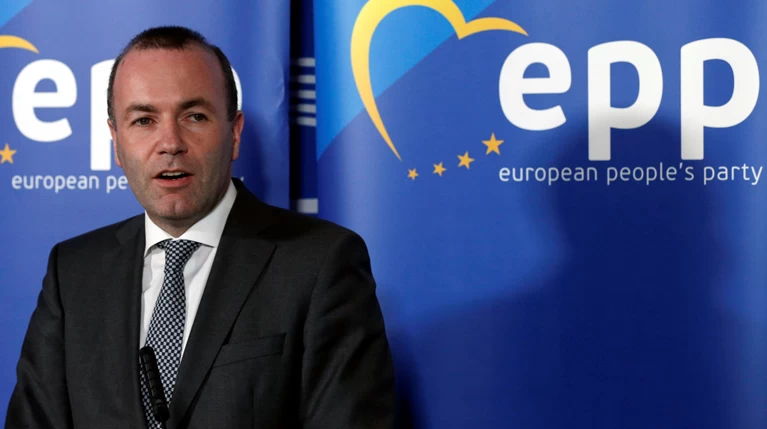 FT: Ακροδεξιοί και φιλελεύθεροι απειλούν την κεντροδεξιά
