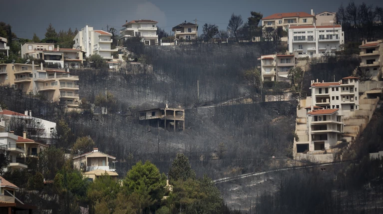 Επιταχύνεται η έκδοση οικοδομικών αδειών για τους πυρόπληκτους
