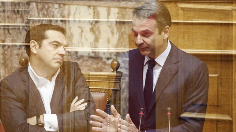 Μάχη Τσίπρα - Μητσοτάκη για νέους, συνταξιούχους και... ταξιτζήδες