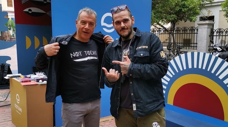 Ο Σταύρος Θεοδωράκης με μπλούζα Game of Thrones και τον ράπερ Θηρίο
