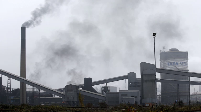 Στο χείλος κατάρρευσης η British Steel, απειλώντας 25.000 θέσεις εργασίας