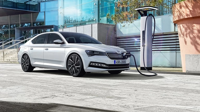 Skoda Superb iV: Η λιμουζίνα της SKODA μπαίνει στην πρίζα