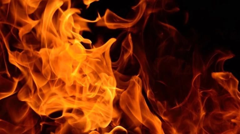 Τουρκία: Μάνα πέταξε τα 3 παιδιά της από μπαλκόνι για να τα σώσει από φωτιά