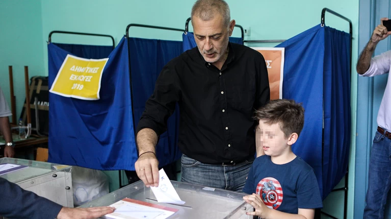 Κλίμα ενθουσιασμού στο εκλογικό κέντρο του Γιάννη Μώραλη