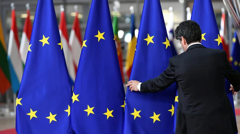 Προαναγγελία θερμού φθινοπώρου φέρνουν οι "βόμβες" της Κομισιόν