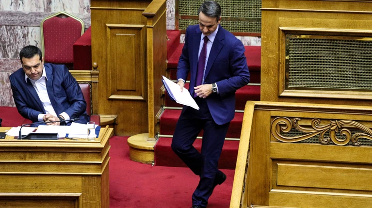 Με το βλέμμα στους "μικρούς" τα επιτελεία Τσίπρα και Μητσοτάκη