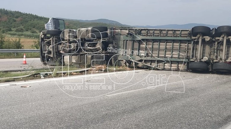 Κλειστή η Εγνατία Οδός από ανατροπή νταλίκας