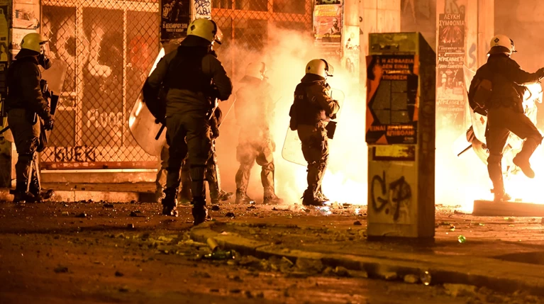 Νέα επεισόδια κατά αστυνομικών στα Εξάρχεια, έξω από το ΥΠΠΟ