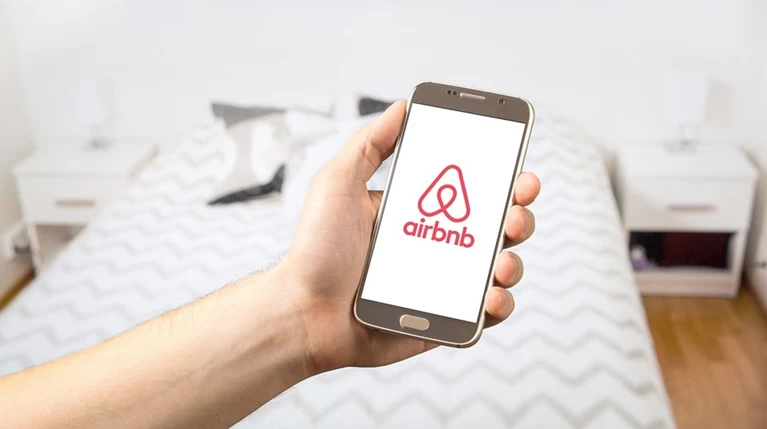 Airbnb: Έσοδα 1,4 δισ.δολ. έφερε στην Ελλάδα το 2018