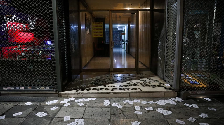 Επίθεση με τρικάκια στην εφημερίδα Athens Voice