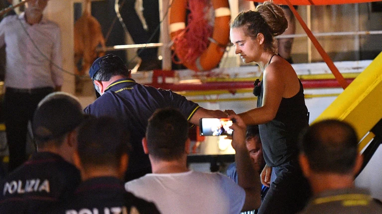 Eλεύθερη η Καρόλα Ρακέτε... νίκησε τον «καπετάνιο» Σαλβίνι