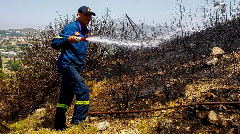 Υπό έλεγχο η φωτιά στα Σπάτα - Προσαγωγή 72χρονης ως ύποπτη εμπρησμού