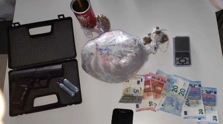 Πέρασαν χειροπέδες σε σπείρα ναρκωτικών σε Αθήνα και Πάρο