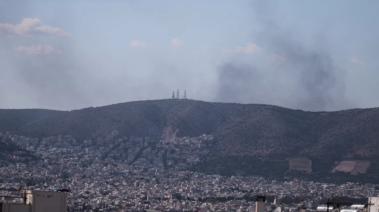 Υπό μερικό έλεγχο η φωτιά στην περιοχή της Φυλής