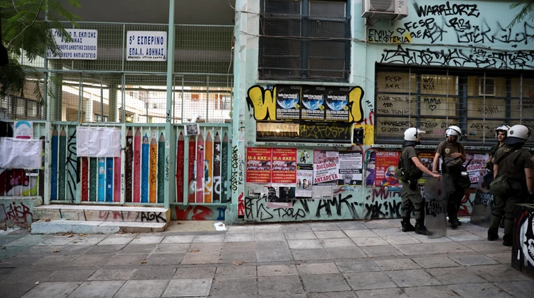 Εξάρχεια: Εισβολή κουκουλοφόρων σε δύο σχολεία - Άρπαξαν κάλπη