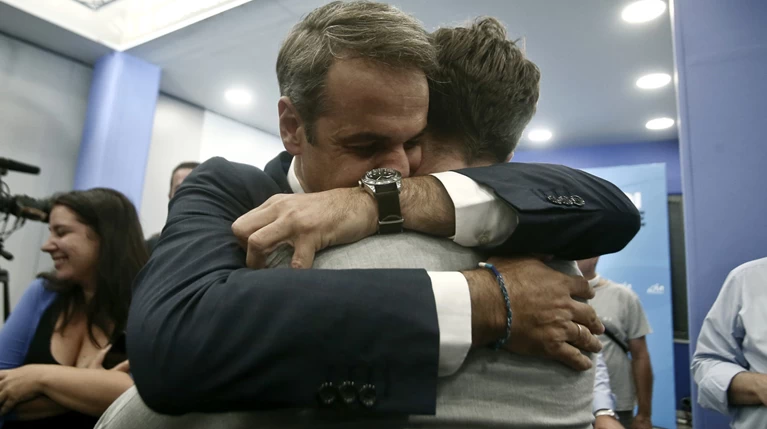 Η τρυφερή αγκαλιά του Κυριάκου Μητσοτάκη με τα παιδιά του