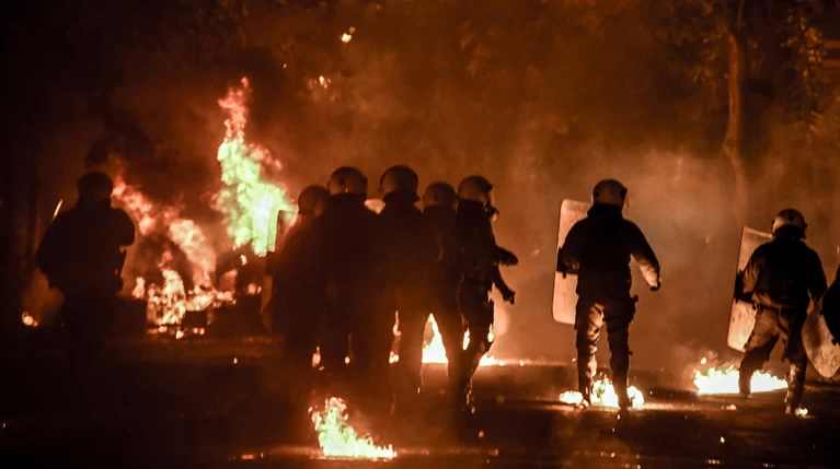 Επίθεση στα ΜΑΤ στο Πεδίον του Άρεως