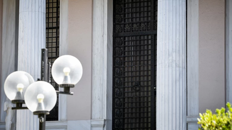 Η απάντηση για τις "κλειστές πόρτες" στο Μαξίμου