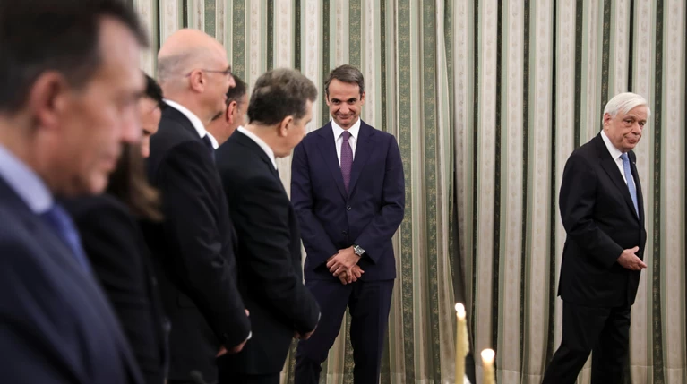 Eπιχείρηση "στενά κοστούμια": Οι πρώτες οδηγίες στο υπουργικό