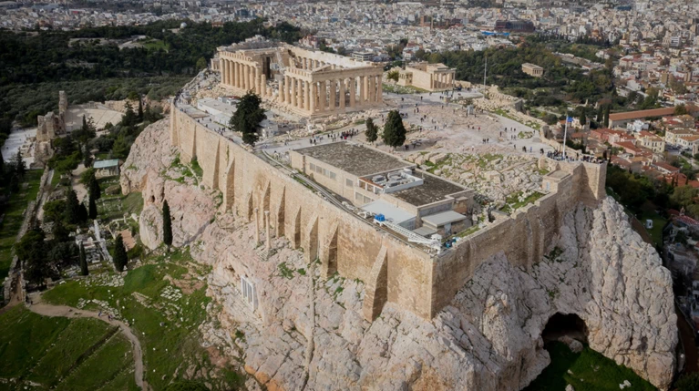 Και νοσηλευτές του Ερυθρού Σταυρού σε Ακρόπολη. Περιπολίες από ποδηλάτες