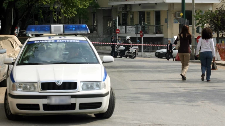 Εκαναν τους αστυνομικούς και εξαπατούσαν τηλεφωνικά ηλικιωμένους