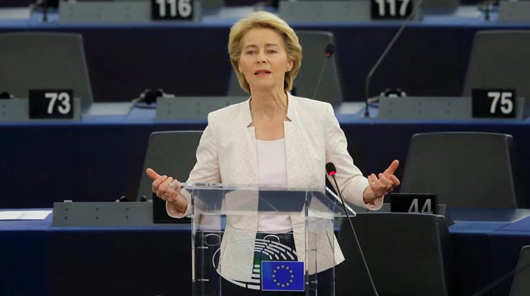 Η φον ντερ Λάιεν υπέρ «ανθρώπινων συνόρων» στην ΕΕ