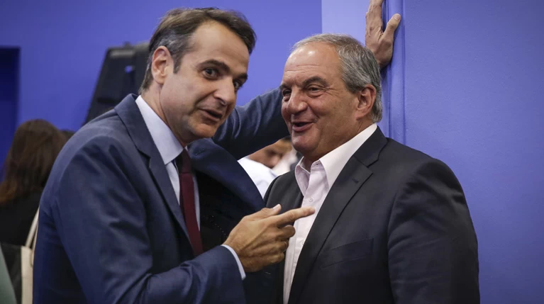 Συνάντηση Μητσοτάκη με Καραμανλή και επίσκεψη στο υπουργείο Άμυνας