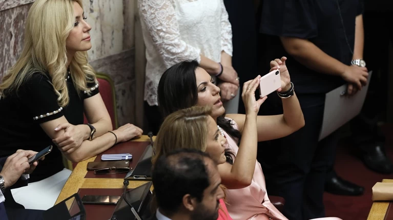 Μάχη για την καλύτερη selfie:Πήραν φωτιά τα κινητά βουλευτών αλλά & παπάδων
