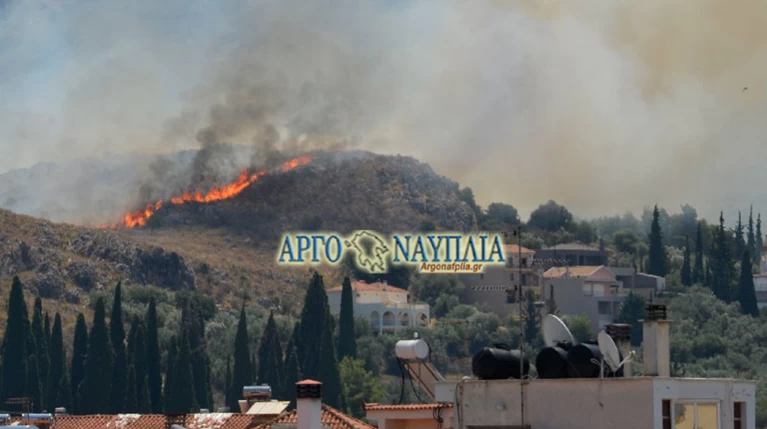 Φωτιά στο Ναύπλιο κοντά σε κατοικημένη περιοχή