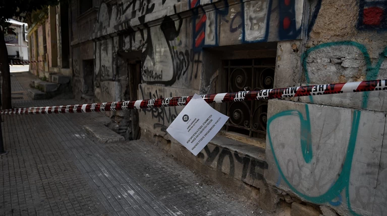 Αδειες κατεδάφισης για 13 εγκαταλελειμμένα κτίρια στην Αθήνα