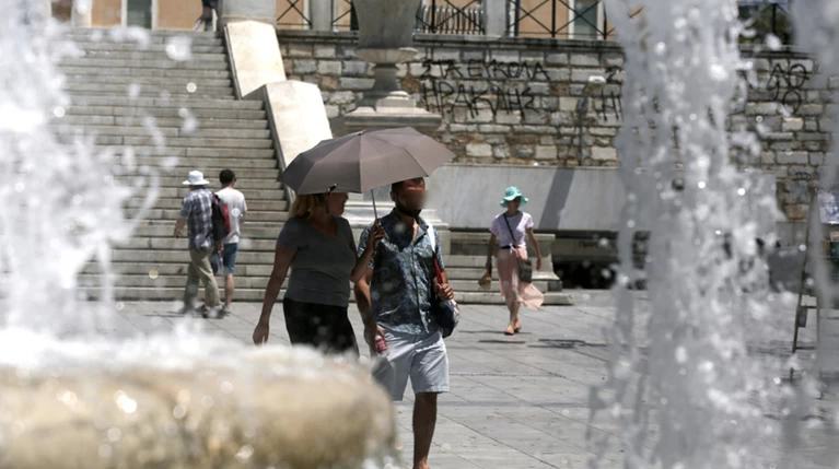 Υψηλές θερμοκρασίες αλλά και τοπικές βροχές τη Δευτέρα
