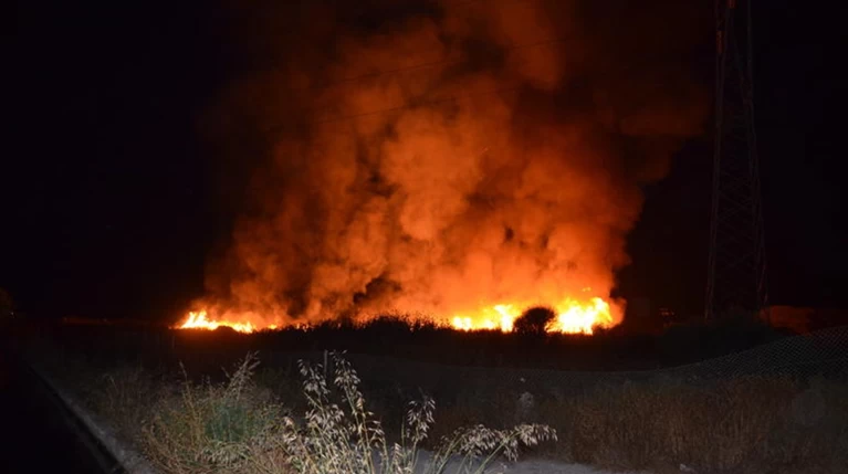 Θεσσαλονίκη: Φωτιά ξέσπασε σε βαγόνι του ΟΣΕ