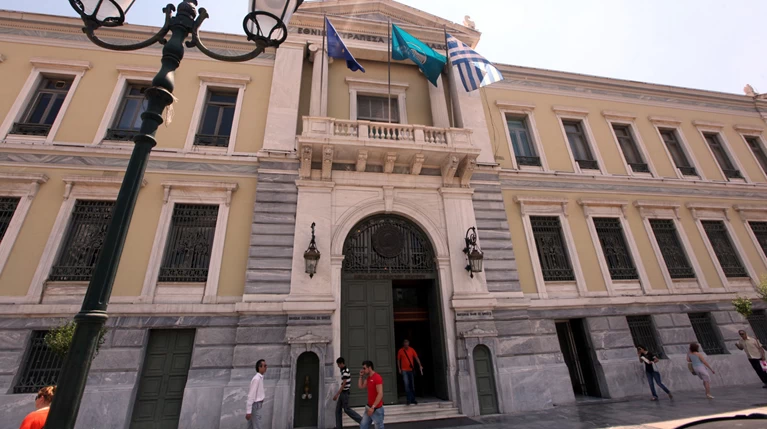 ΕτΕ: Πρώτη πώληση μη εξυπηρετούμενων δανείων με εμπράγματες εξασφαλίσεις