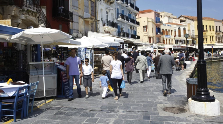 Hamburger Abendblatt: Εφοριακοί με μαγιό στην Ελλάδα