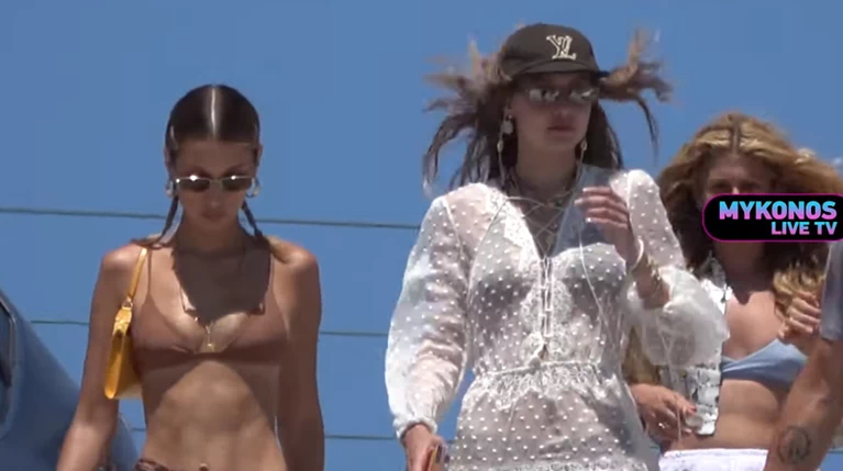 Τζίτζι & Μπέλα Χαντίντ: τα supermodel σε ταβέρνα της Μύκονου (βίντεο)