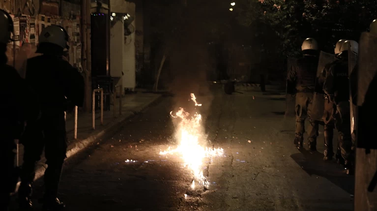 Δύο συλλήψεις για τα επεισόδια στα Εξάρχεια μετά την αποφυλάκιση Κορκονέα