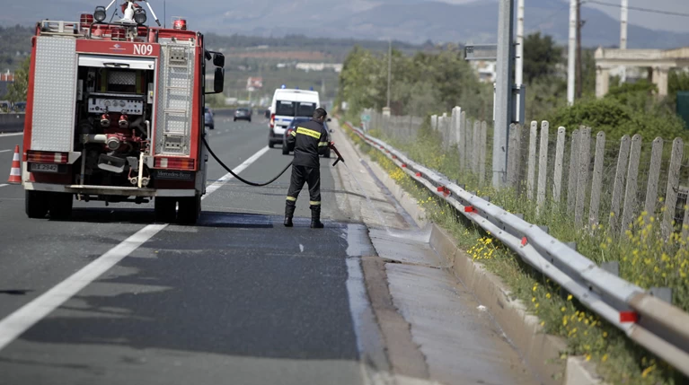 Στις φλόγες αυτοκίνητο στην εθνική οδό Κορίνθου - Πατρών