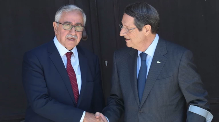 Συνάντηση Αναστασιάδη - Ακιντζί στη σκιά νέων τουρκικών απειλών