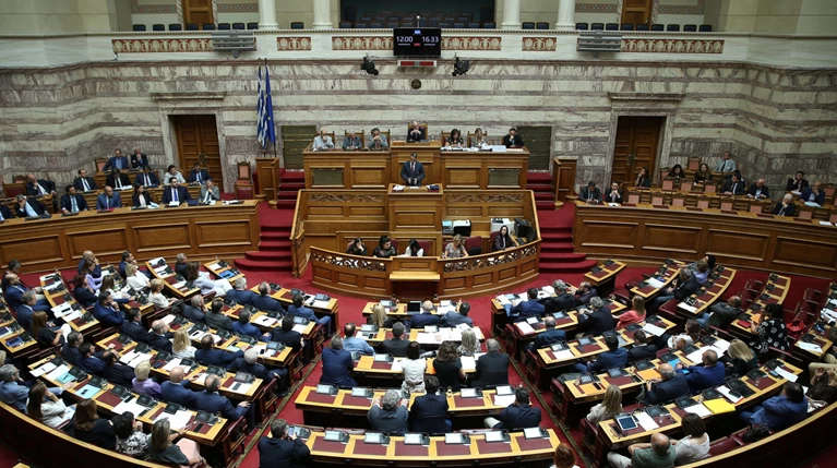 Βουλή: Κατατέθηκε το πολυνομοσχέδιο για ΟΤΑ και άσυλο