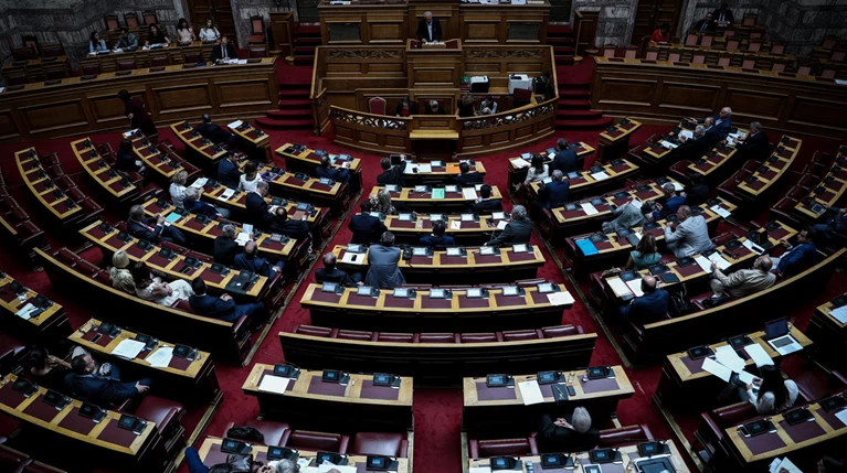 «Θερμή» συζήτηση στη Βουλή για το πολυνομοσχέδιο-Αύριο η ομιλία Μητσοτάκη