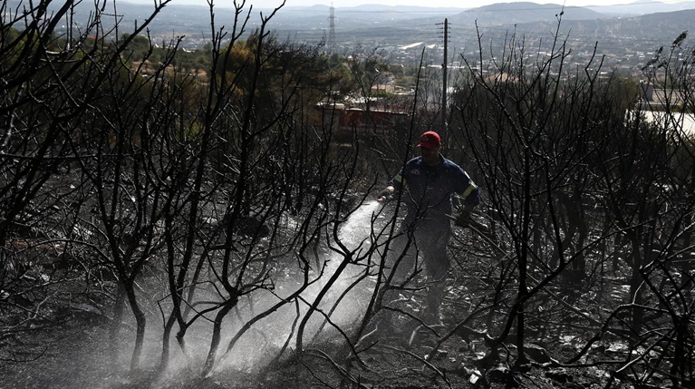 Σε ύφεση η φωτιά στον Υμηττό, έρευνες για τα αίτια