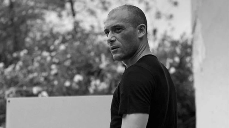 Συγκινεί ο Αντίνοος Αλμπάνης: «Αραιά και γκρίζα. Αλλά έχω μαλλιά»