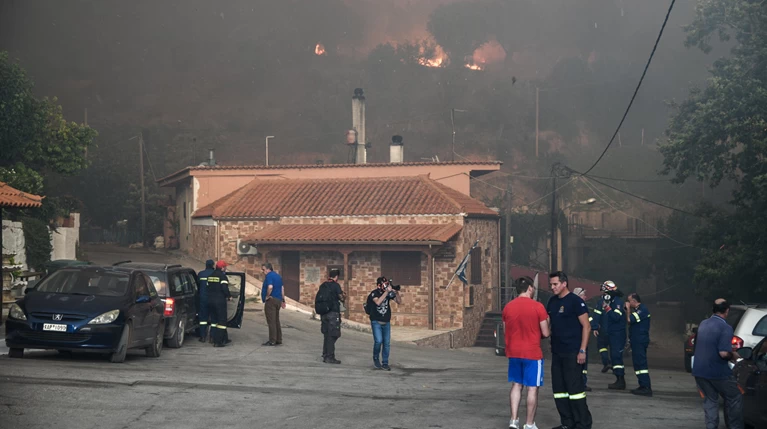 Εκκενώνεται και τρίτο χωριό στην Εύβοια